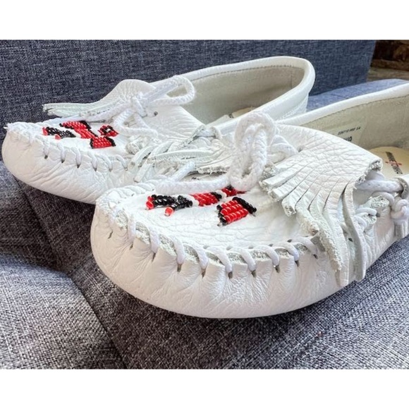 Minnetonka Women's White Leather Thunderbird Boat Sole Moccasin - US Size 6 - Picture 10 of 16